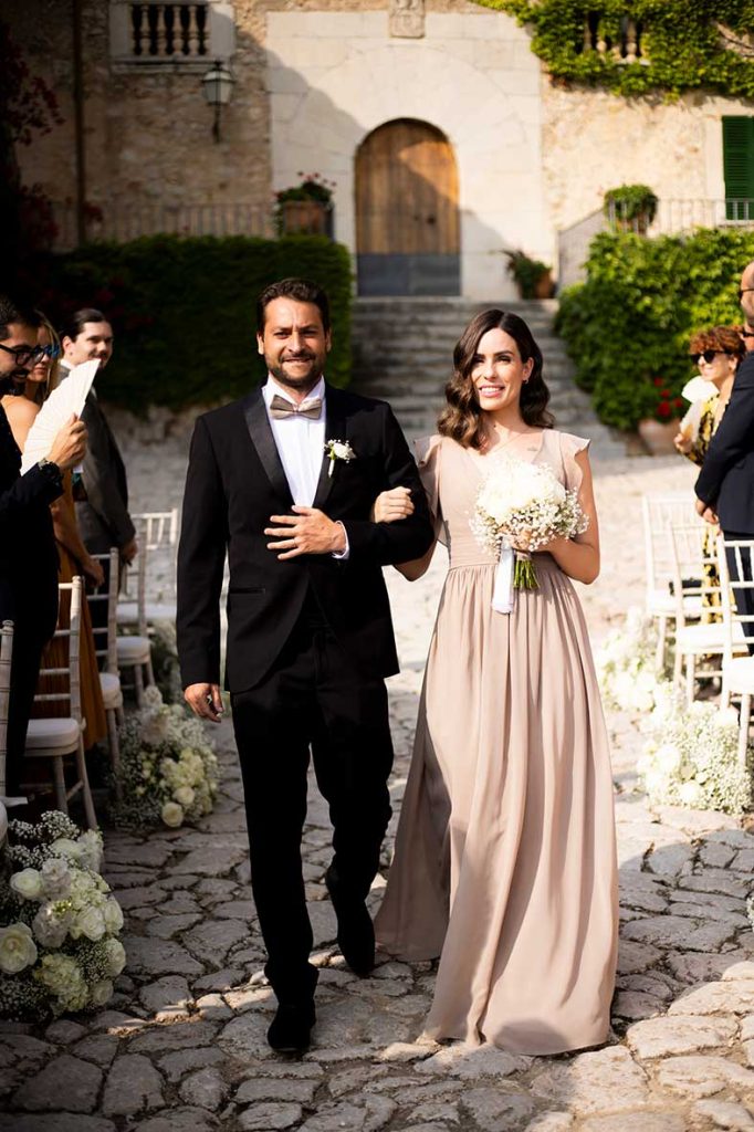 "ALT"boda coreana en finca comassema mallorca entrada padrino madrina"