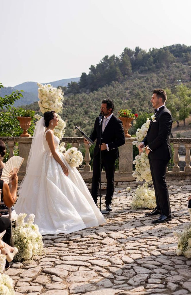 "ALT"boda coreana en finca comassema mallorca juntos en el altar"