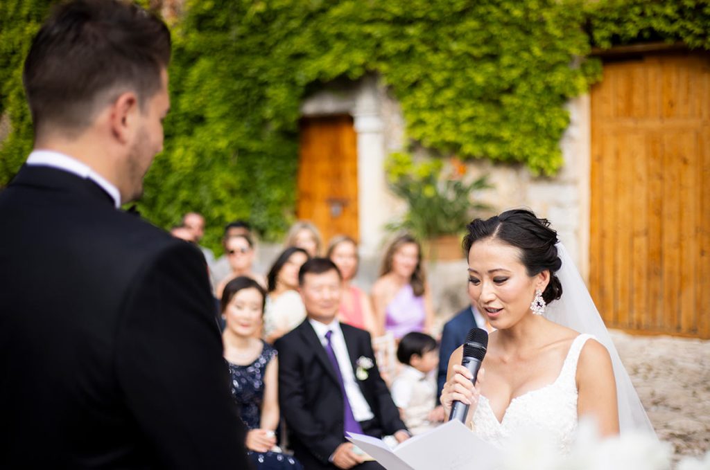 "ALT"boda coreana en finca comassema mallorca novia leyendo votos"