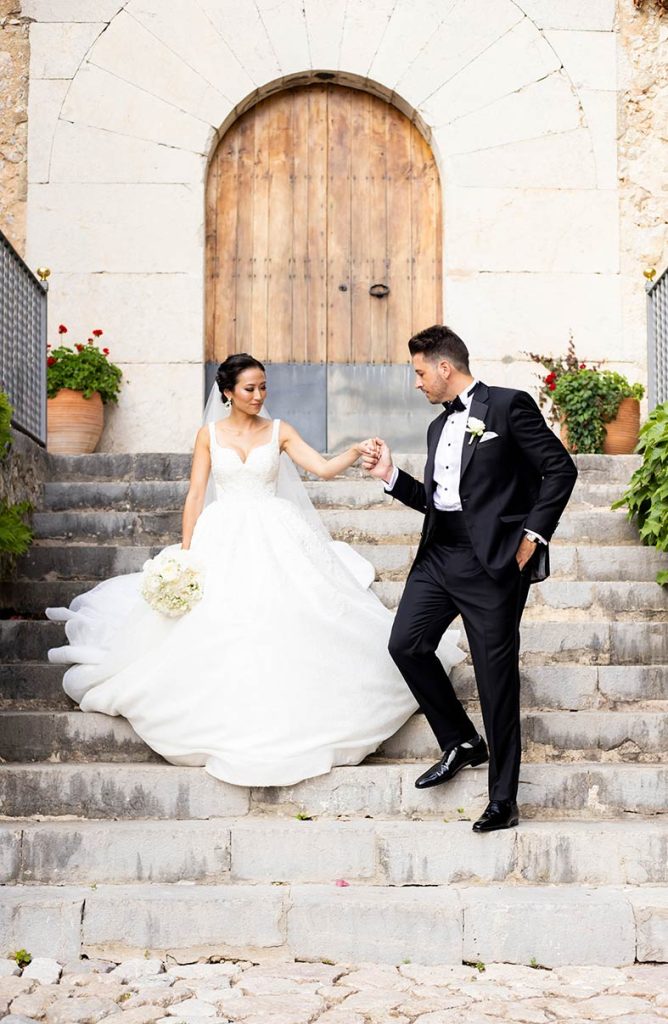 "ALT"boda coreana en finca comassema mallorca bajada escaleras juntos"