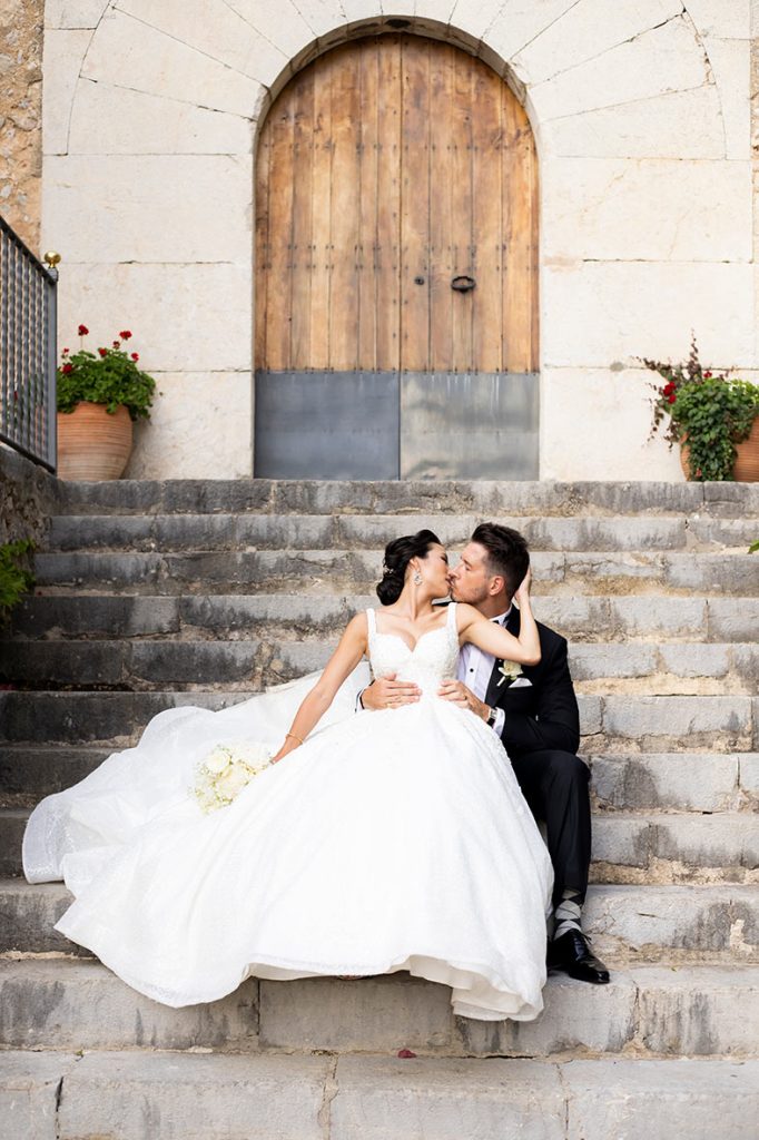 "ALT"boda coreana en finca comassema mallorca beso sentados"