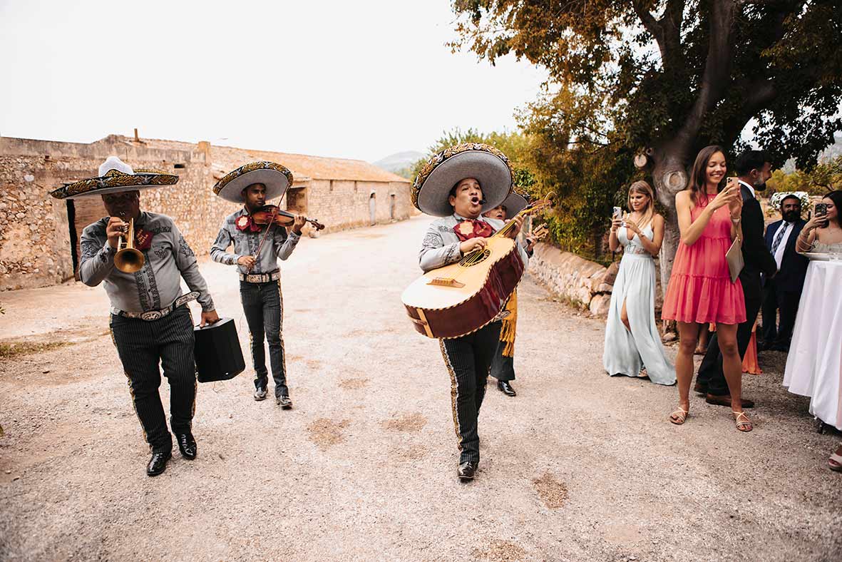 "ALT"boda mexicana en finca son maixella mallorca entrada mariachis"
