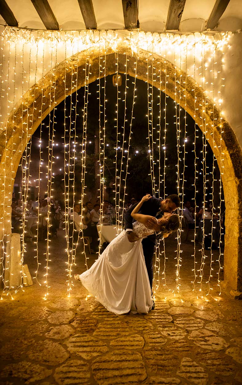"ALT"boda mexicana en finca son maixella mallorca puerta luces beso"