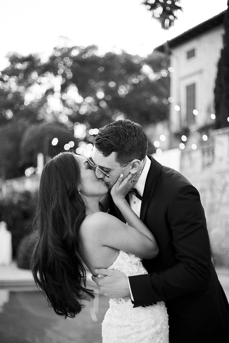 Novios besándose durante su boda de lujo en la finca Son Togores, fotografiados por Inma del Valle en Mallorca