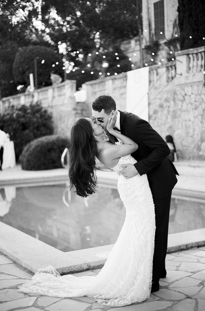 Pareja de recién casados besándose durante su boda en Mallorca, planificada con elegancia y detalle