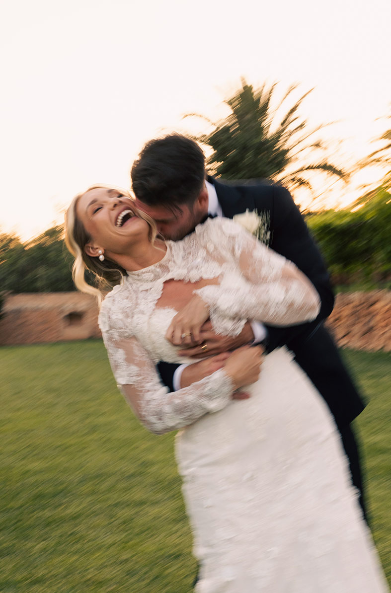 Pareja australiana celebrando su boda de lujo en la finca Son Mir en Mallorca, fotografiada por Inma del Valle