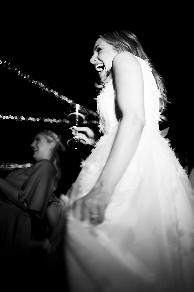 Novia disfrutando de su boda inglesa de lujo en la finca Las Barracas en Mallorca, fotografiada por Inma del Valle