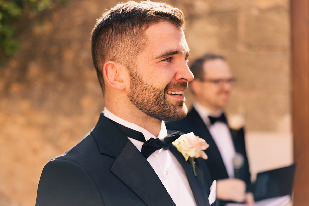 Novio inglés en su boda de lujo en la finca Las Barracas en Mallorca, retratado por la fotógrafa Inma del Valle