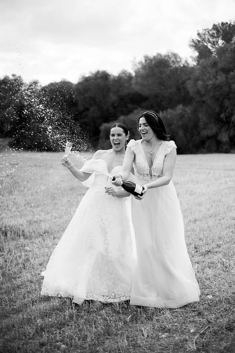 Pareja de novias irlandesas celebrando su boda de lujo en Son Mesquida Nou, fotografiadas por Inma del Valle en Mallorca