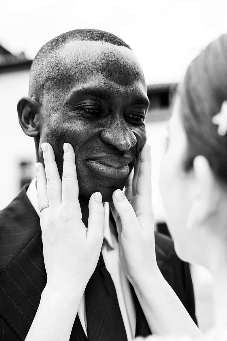 Novio emocionado durante una boda de lujo, retratado por Inma del Valle, fotógrafa especializada en bodas exclusivas
