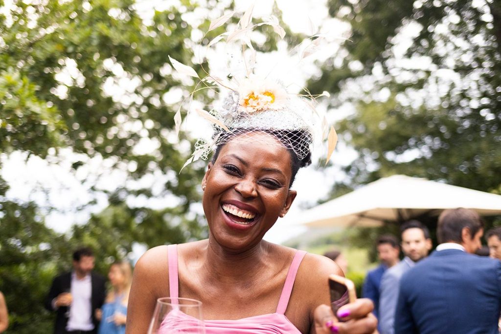 "alt"fotografo de boda en españa invitada sonriendo"