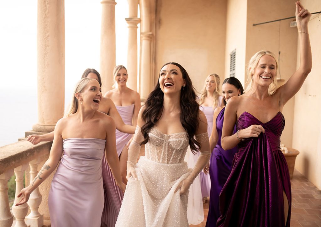 Novia celebrando junto a sus damas de honor antes de una boda elegante en Mallorca