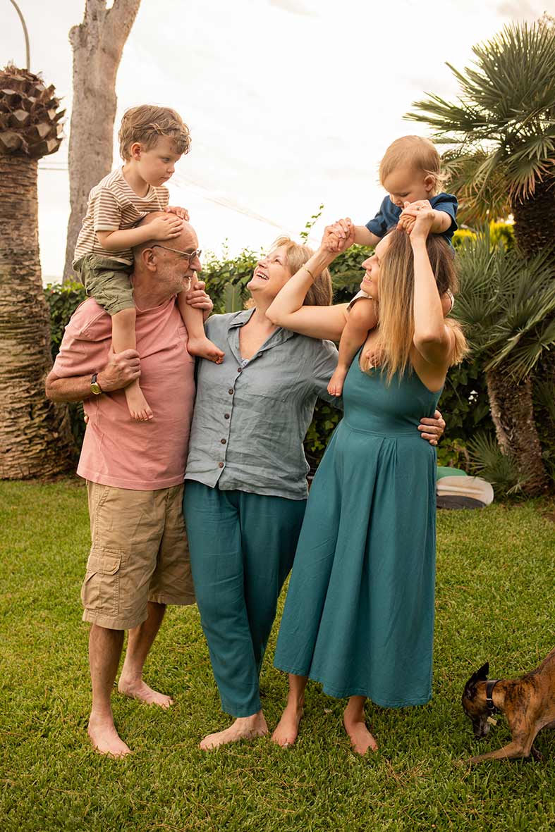 "alt"fotografo de fotos familiares en mallorca a hombros"