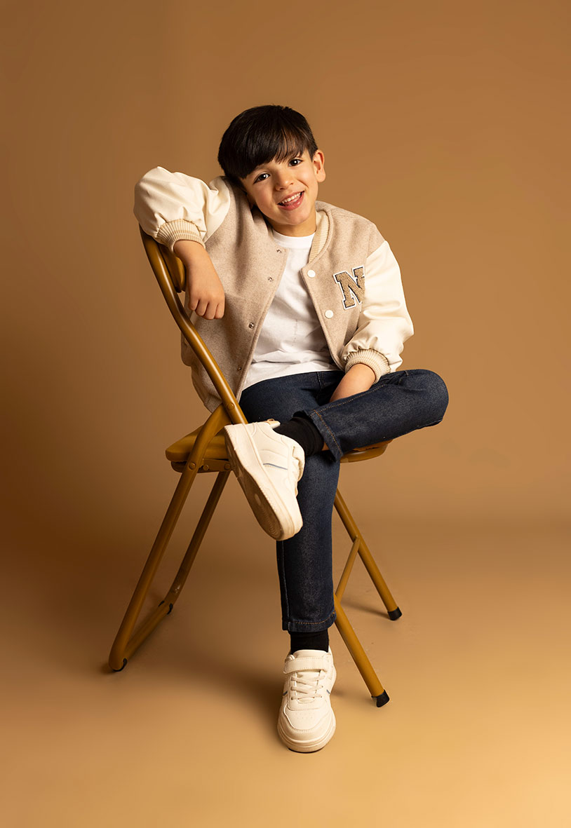 "alt"modelo infantil en mallorca sentado"