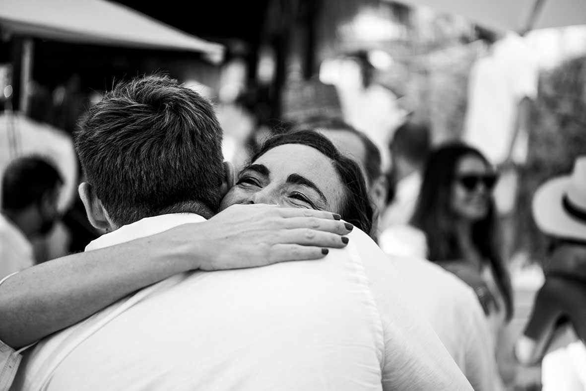 "alt"lugares para celebrar antes de la boda en mallorca abrazo"