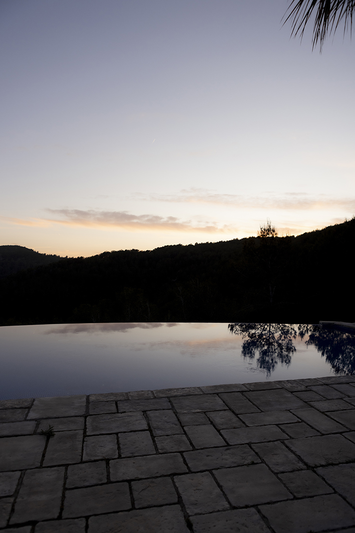 Vista del atardecer sobre la piscina en una boda de lujo en Sitges.