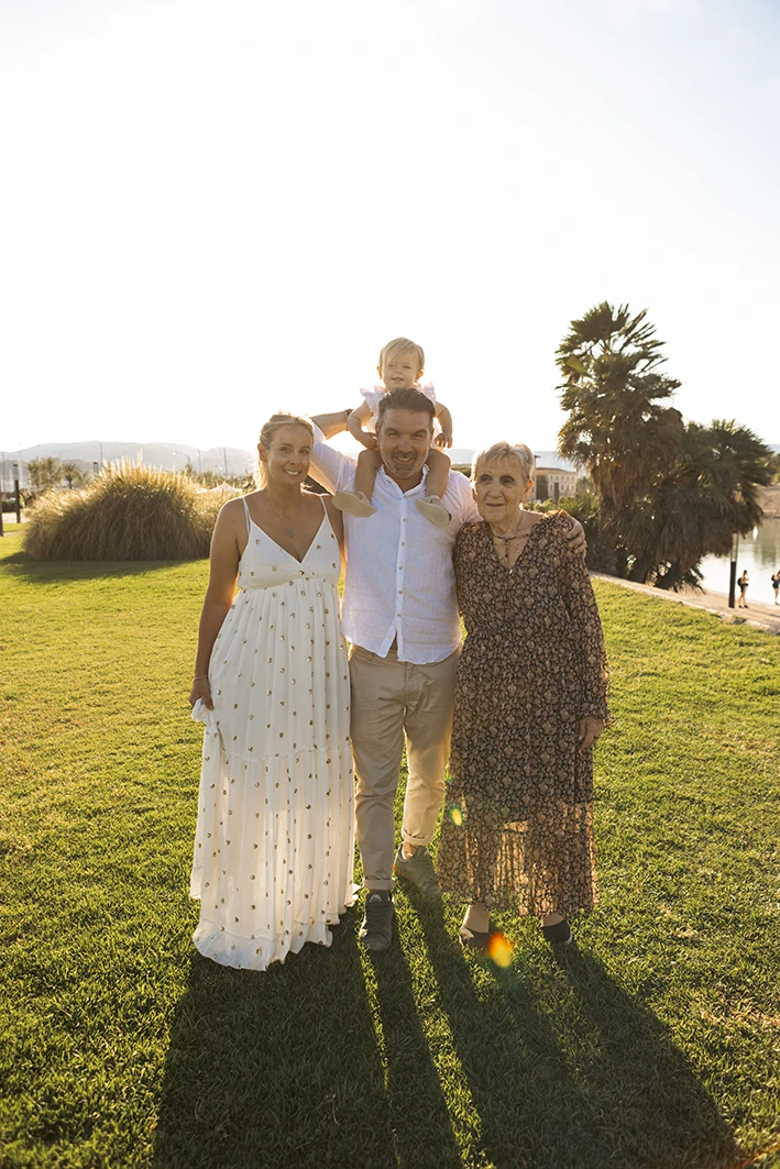 Familia posando al atardecer durante una sesión de fotografía familiar en Mallorca en un entorno natural