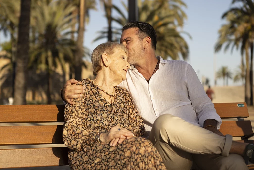 Madre e hijo compartiendo un momento íntimo en una sesión de fotografía familiar en Mallorca