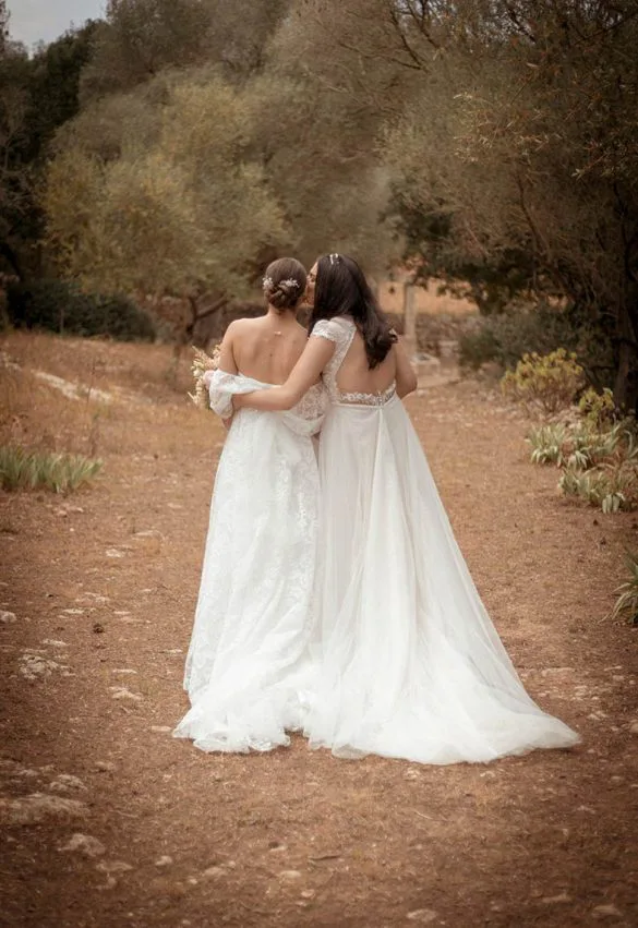 Dos novias caminando abrazadas por el bosque tras su boda LGTB+ de lujo en Mallorca, captadas por Inma del Valle.