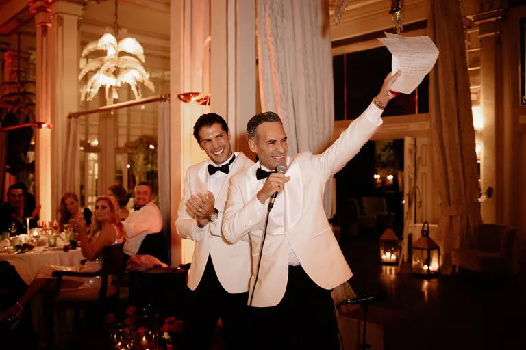 Pareja gay celebrando durante su boda de lujo en Mallorca con estilo y alegría, fotografía de Inma del Valle.