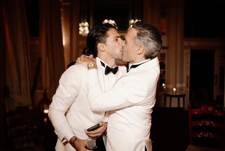 Emotional kiss between gay grooms during their wedding in Mallorca – photo by Inma del Valle