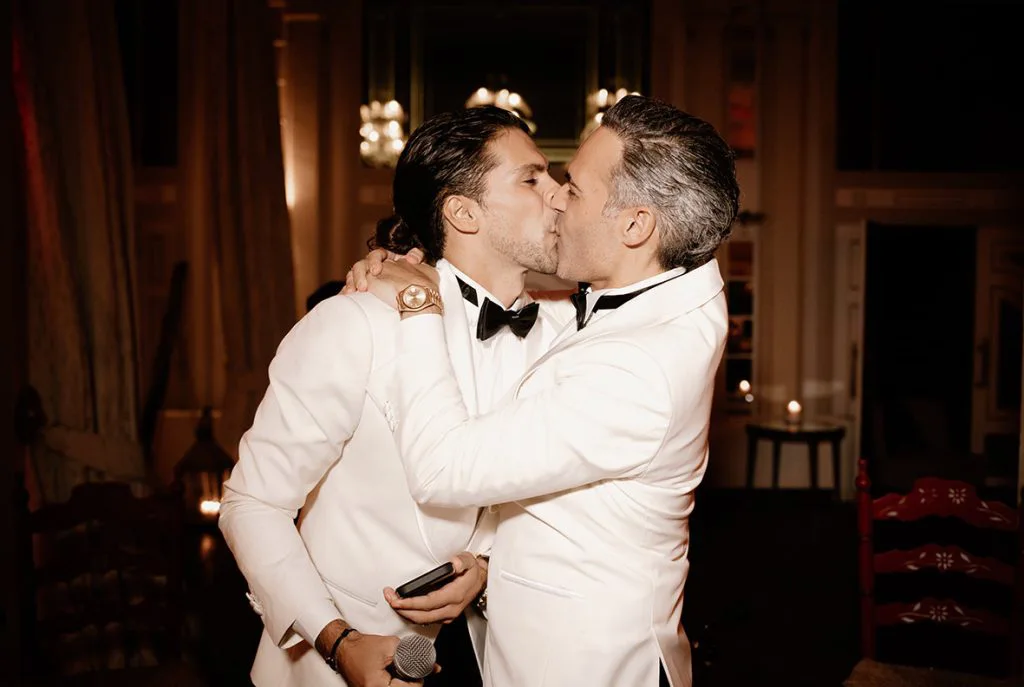 Novios besándose emocionados durante la recepción de su boda LGTB+ de lujo en Mallorca, fotografía de Inma del Valle.
