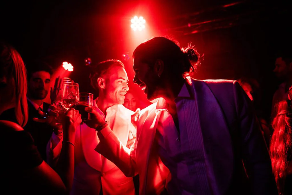 Invitados celebrando en la pista de baile durante una boda LGTB+ de lujo en Mallorca, fotografía nocturna de Inma del Valle.