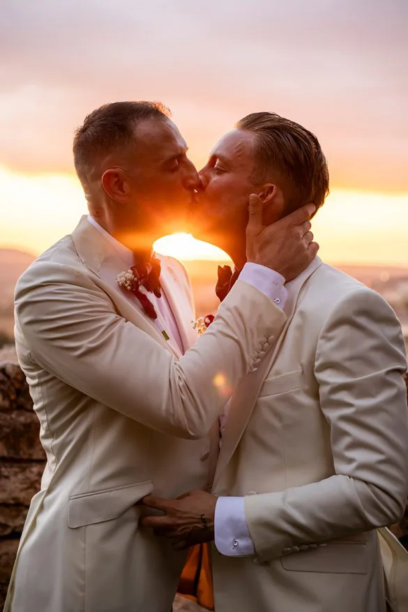 Pareja gay besándose al atardecer tras su boda de lujo en Mallorca, fotografía emocional de Inma del Valle.