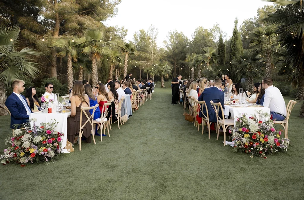 Guests enjoying the elegant outdoor dinner at a luxury wedding in Sitges.