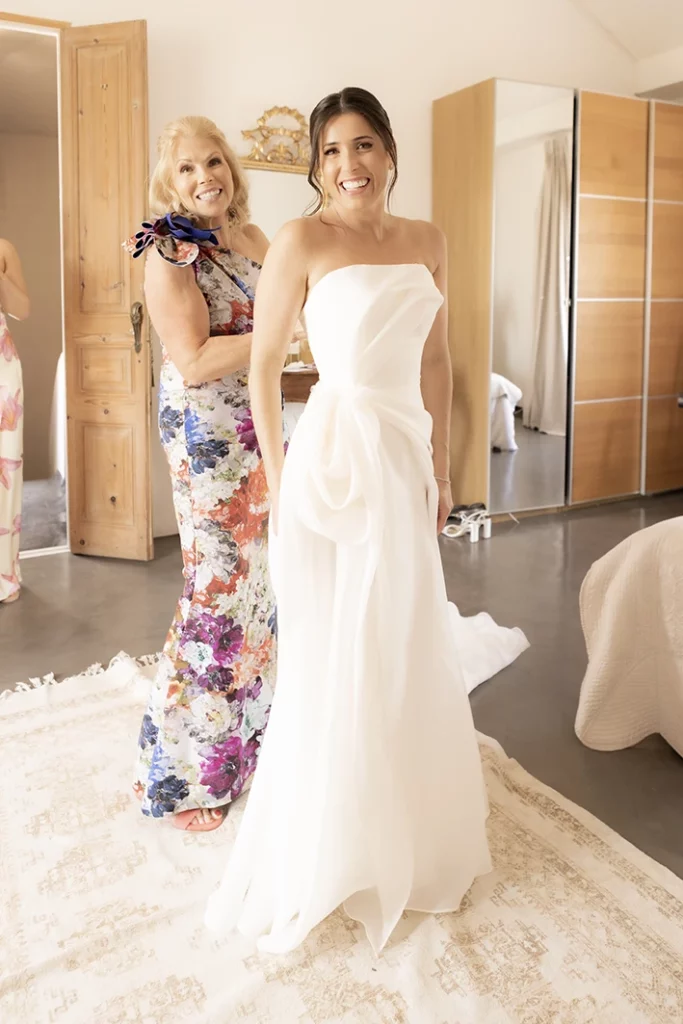 Vestido de novia colgado en una habitación luminosa y elegante de una villa de lujo en Sitges.