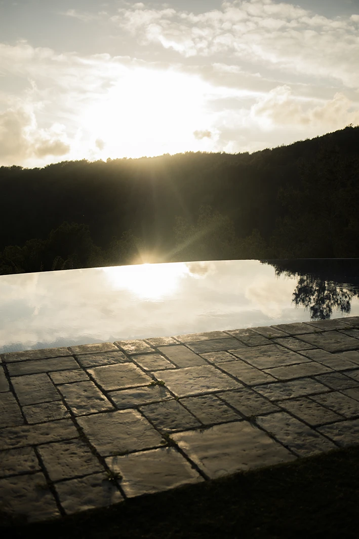 Sunset reflecting over the pool during a luxury wedding in Sitges.