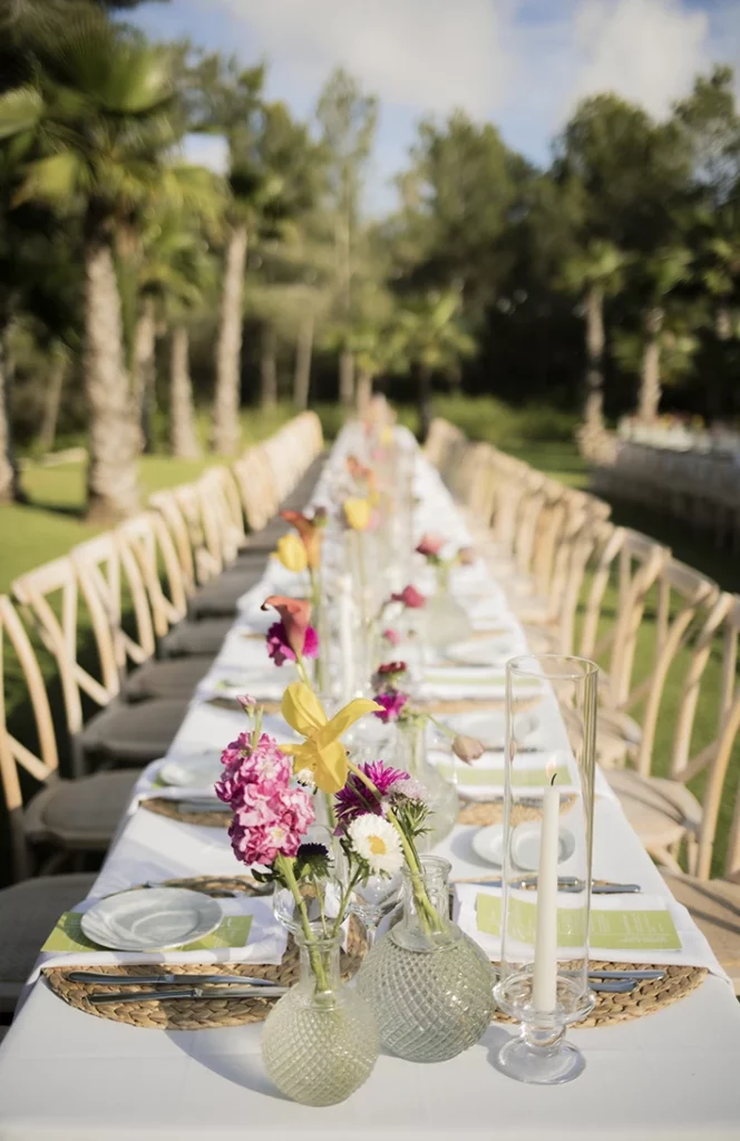 Luxury wedding table with vibrant flowers at a Sitges celebration.