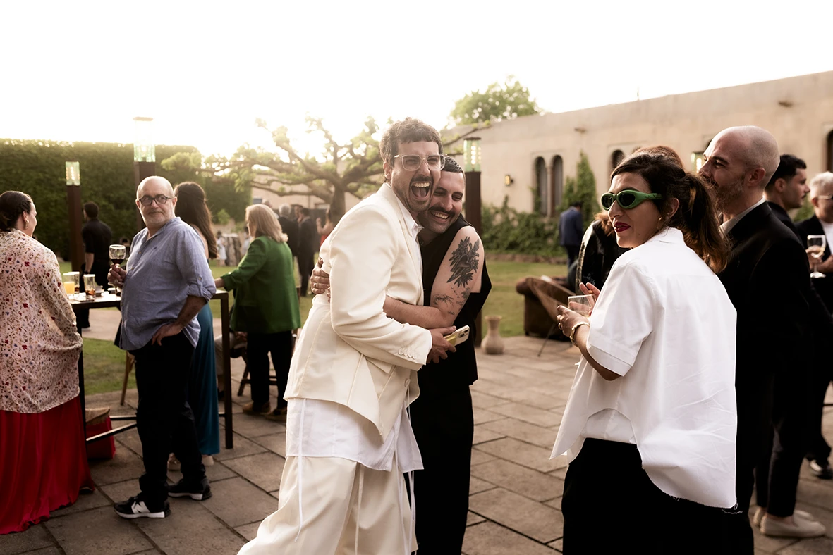 Jon y Santi celebrando su boda en finca Gordiola Mallorca rodeados de amigos y familia.