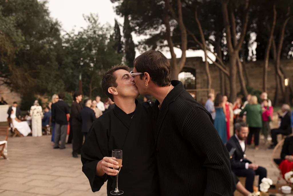 Pareja besándose durante la boda en finca Gordiola Mallorca de Jon y Santi.