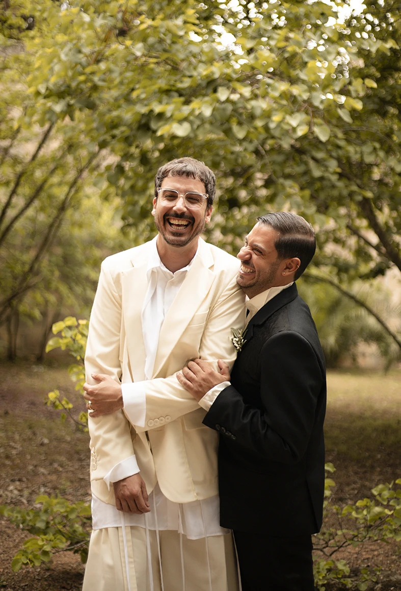 Jon y Santi riendo juntos en su boda en finca Gordiola Mallorca.
