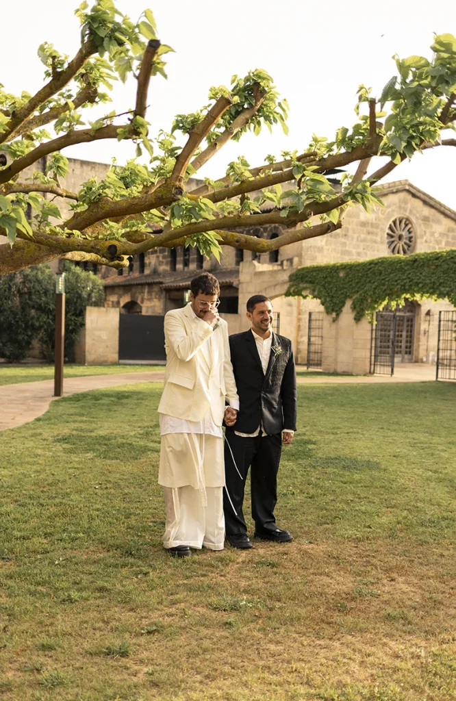 Jon y Santi emocionados durante su boda en finca Gordiola Mallorca.