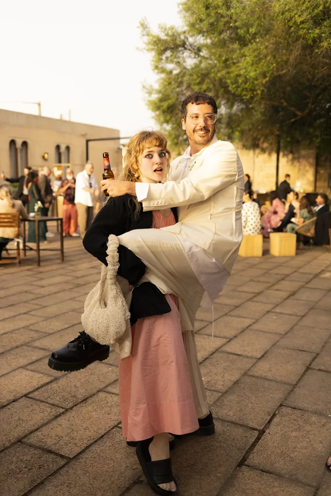 Invitada levantando al novio durante la boda en finca Gordiola Mallorca.