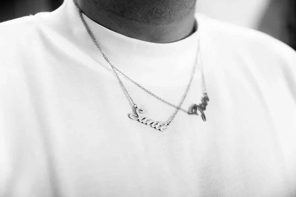 Detalle de collares personalizados durante la boda en finca Gordiola Mallorca.
