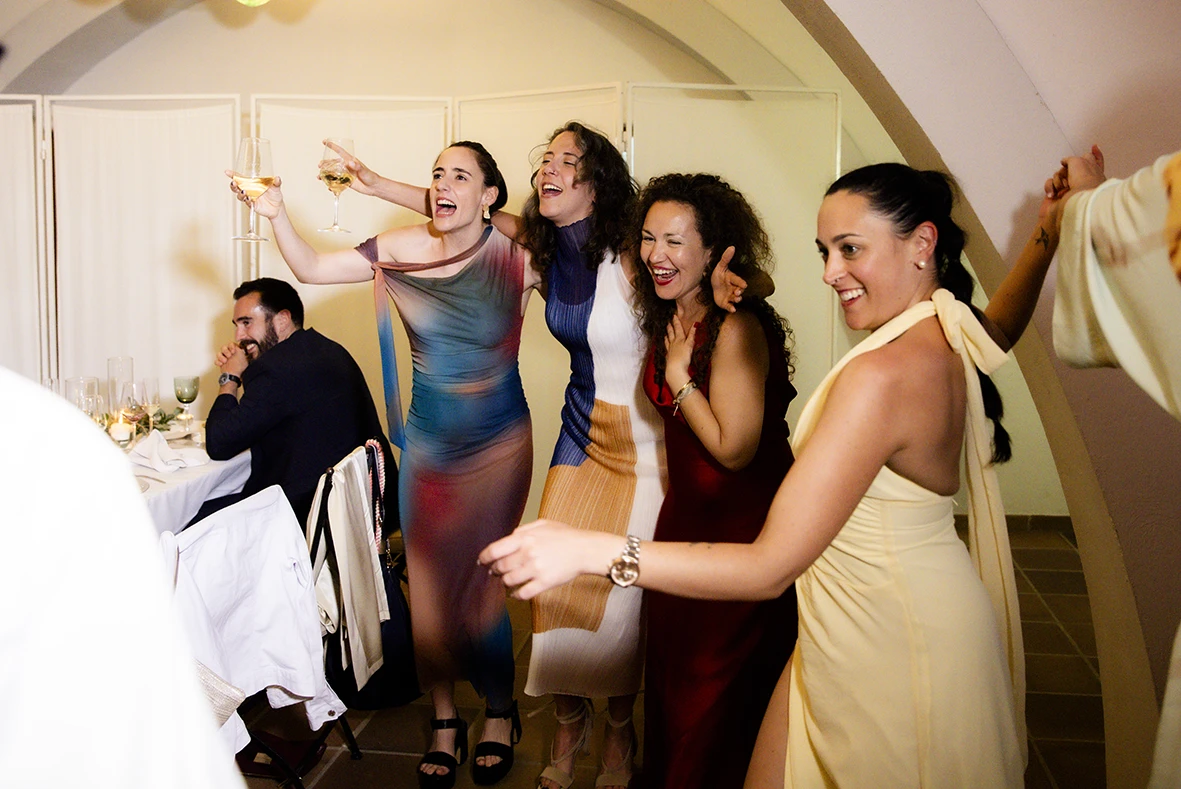 Invitadas bailando con alegría en la boda en finca Gordiola Mallorca.