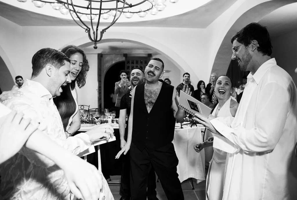 Risas y emoción durante la boda en finca Gordiola Mallorca.