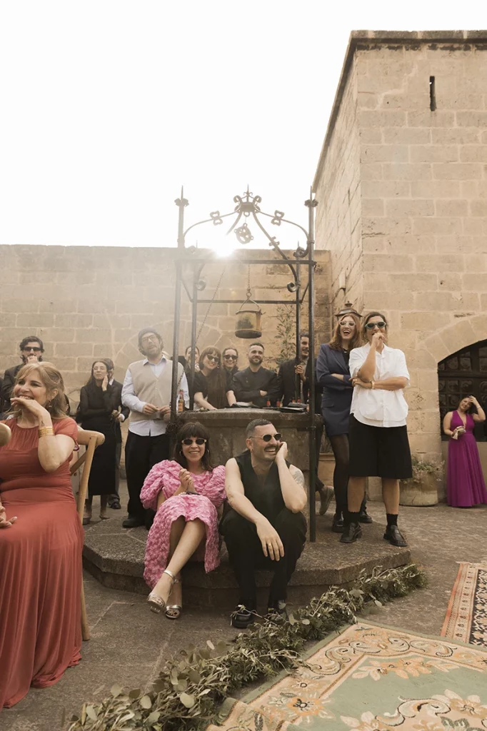 Invitados disfrutando del ambiente en la boda en finca Gordiola Mallorca.