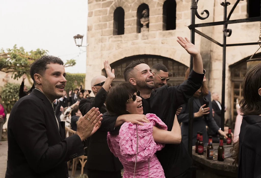 Invitados celebrando con abrazos y aplausos la boda en finca Gordiola Mallorca.