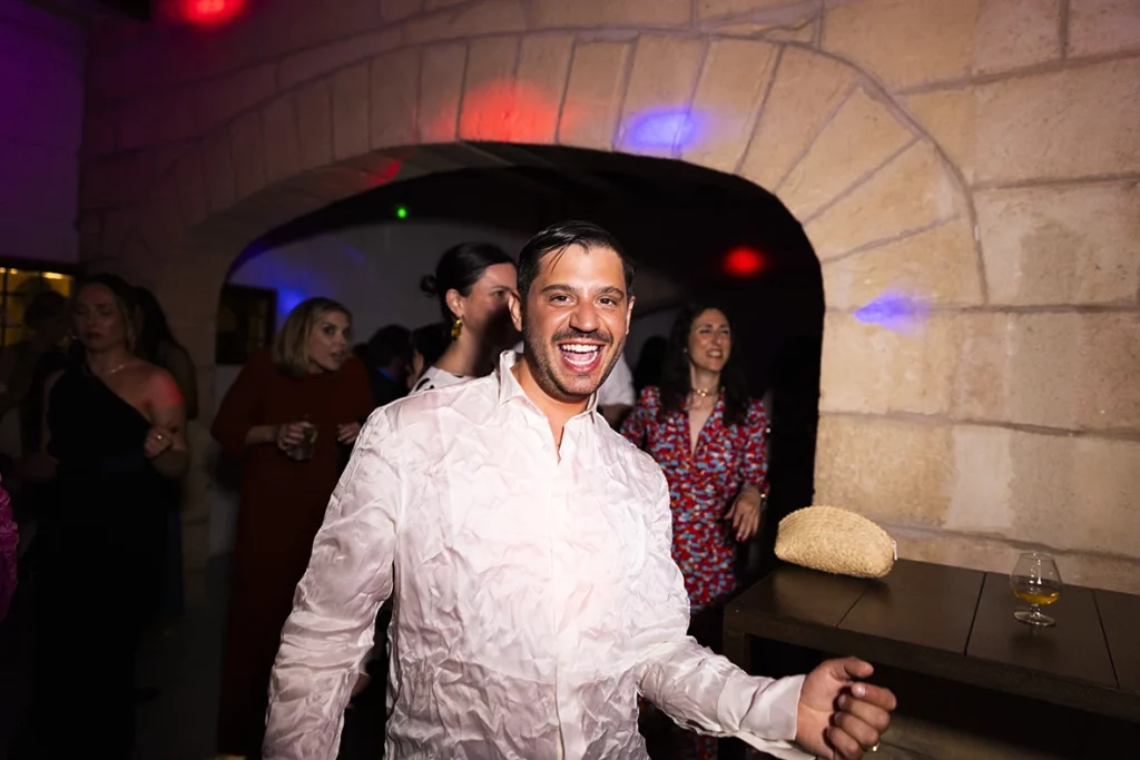 Santi bailando en la fiesta de la boda en finca Gordiola Mallorca.
