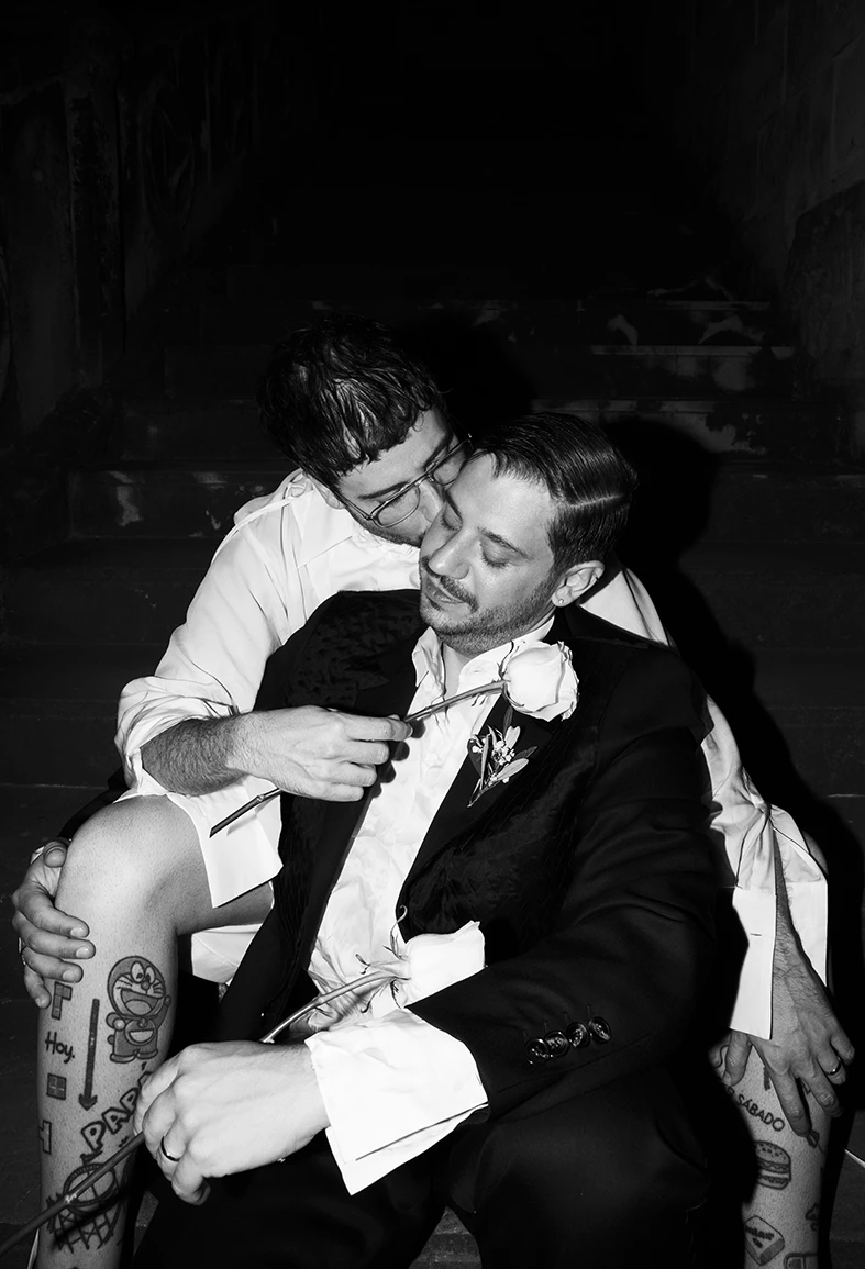 Jon y Santi abrazados con ternura tras la ceremonia, en un retrato en blanco y negro captado por Inma del Valle en su boda en Finca Gordiola, Mallorca.