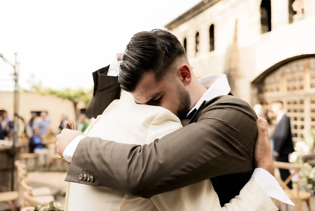Abrazo emotivo durante la boda en finca Gordiola Mallorca.