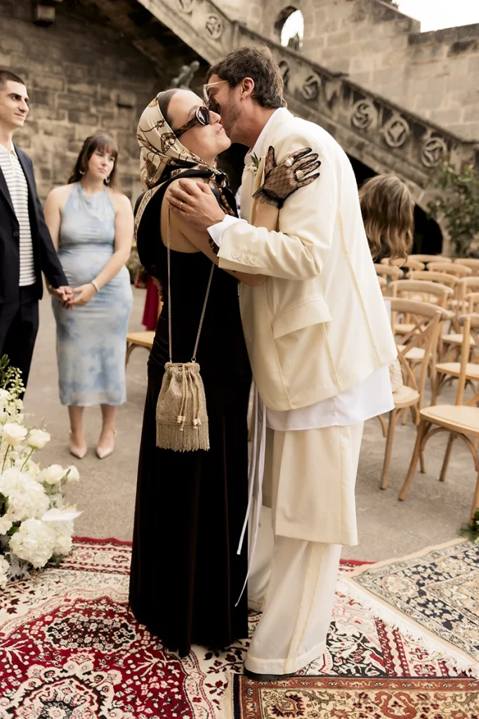 Abrazo emotivo durante la boda en finca Gordiola Mallorca.