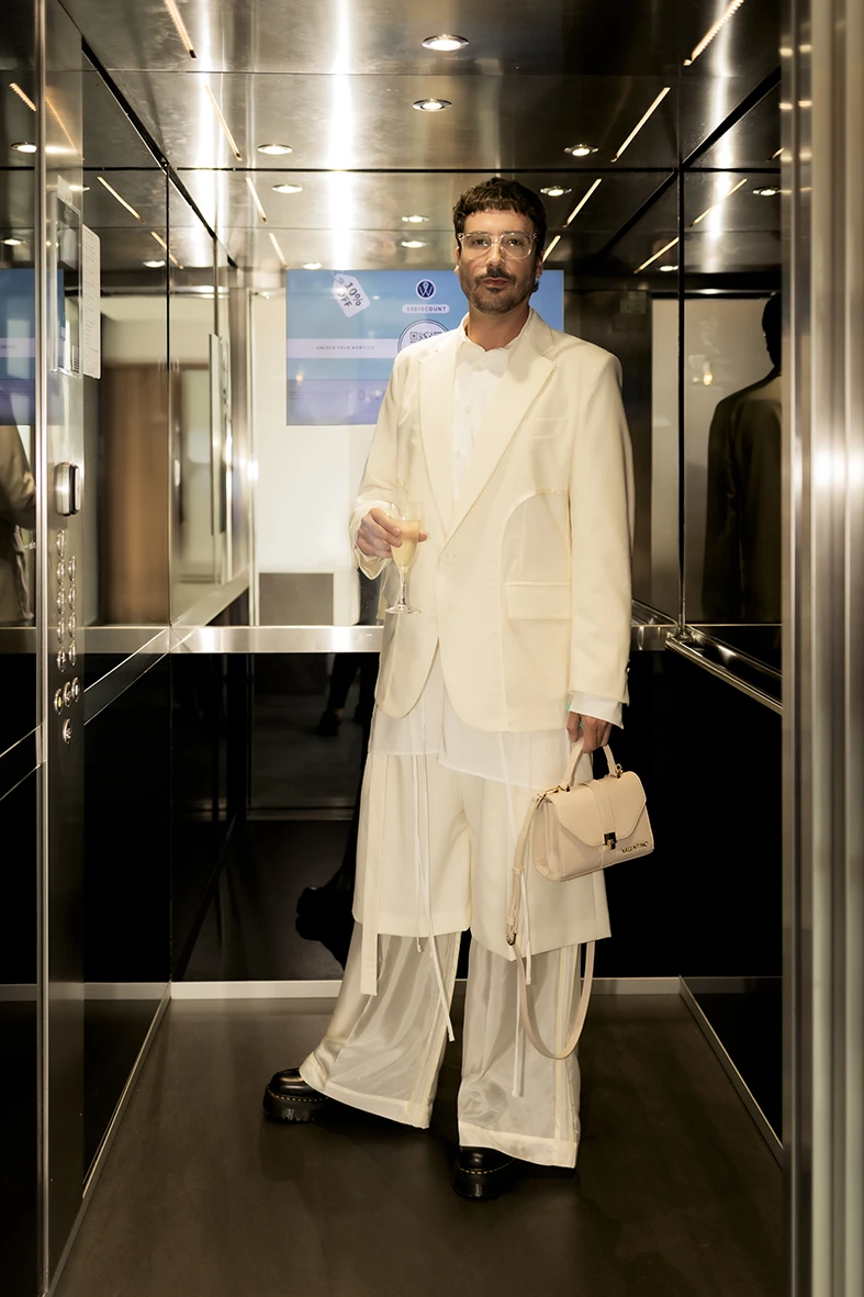 Novio elegante en ascensor durante los preparativos de su boda en finca Gordiola Mallorca.
