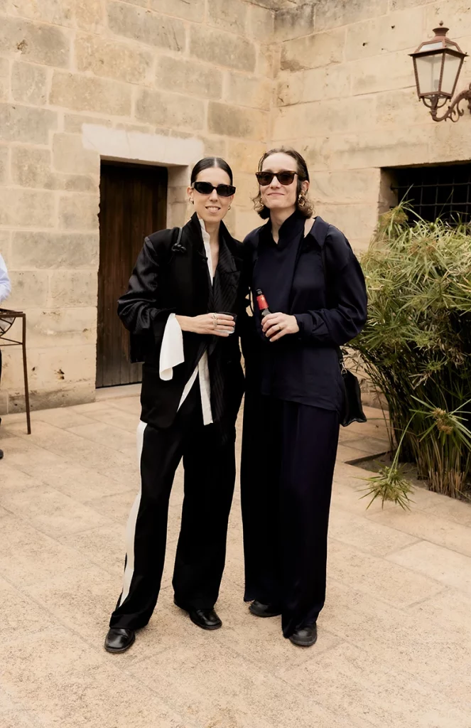 Invitadas posando en la boda en finca Gordiola Mallorca.