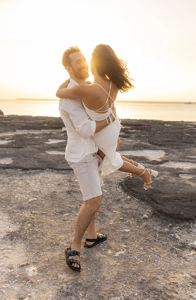 Sesión de fotos de pareja romántica en Mallorca hecha por la fotógrafa Inma del Valle a Anna y Pedro como preboda.