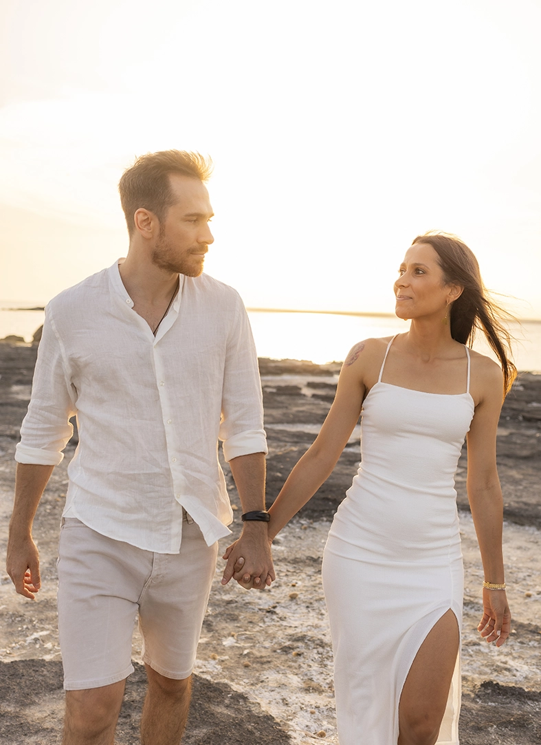 Sesión de fotos de pareja romántica en Mallorca hecha por la fotógrafa Inma del Valle a Anna y Pedro como preboda.